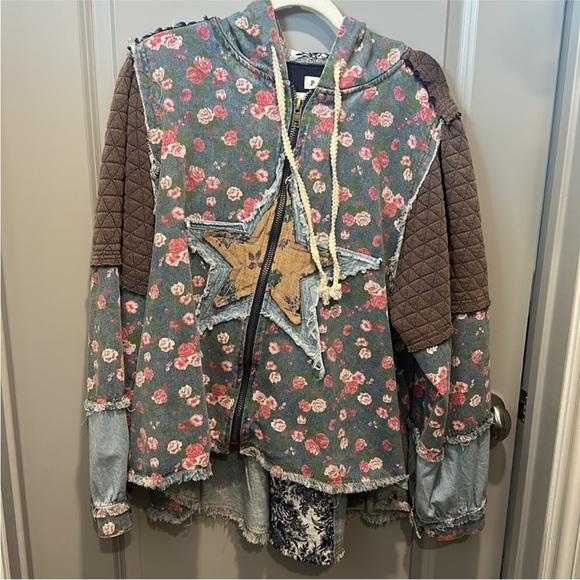 POL Blue Floral Jean Jacket with Star Patch - Picture 4 of 9